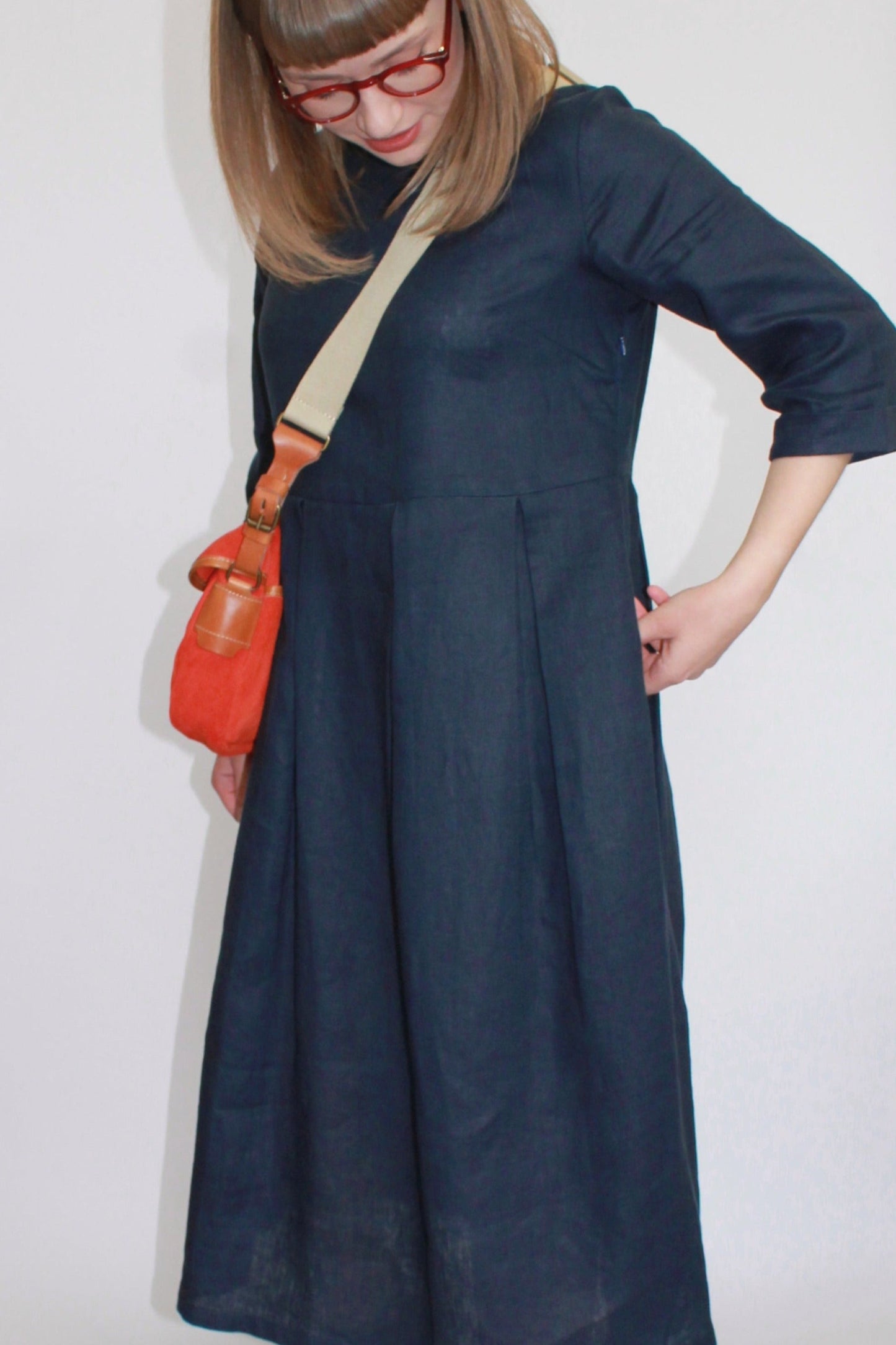 Ready-to -Wear Boat Neck Box Pleat Linen Dress Short Sleeved version